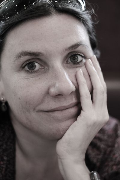 Charakterportrait meiner Frau Catherine. Fotografiert in einem Café in Paris im Mai 2011.