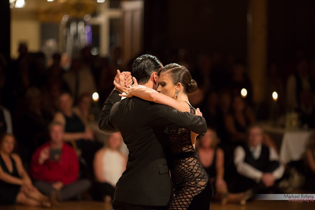 Daniela Kizyma und Pablo Velez tanzen eine wundervolle Tango Argentino Show auf dem Tango Festival Wuppertal 2016. Bild von Michael Röhrig Fotografie
