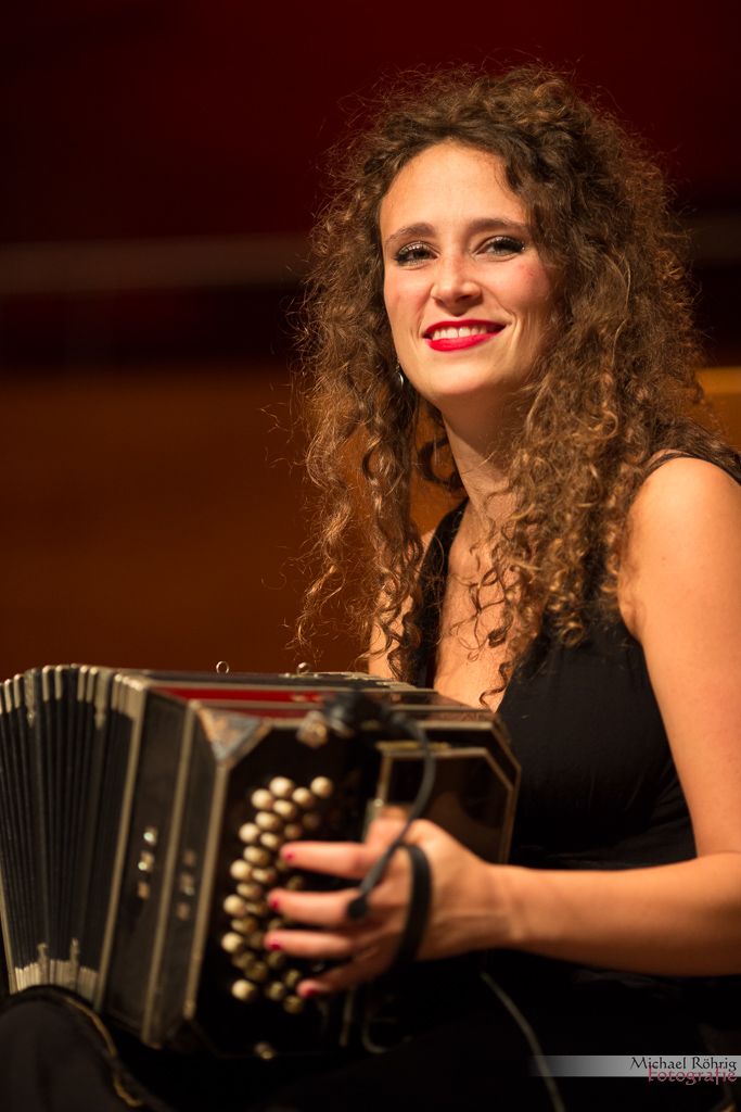 Orquesta Silbando, hier am Bandoneon Carmela Delgado auf dem XIX. Tangofestival 2016 in Wuppertal