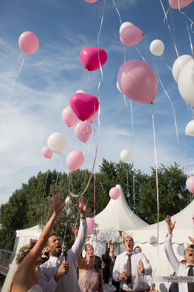 Michael Röhrig Hochzeitsfotograf - Die Luftballons steigen hoooooch... auf der Hochzeitsfeier