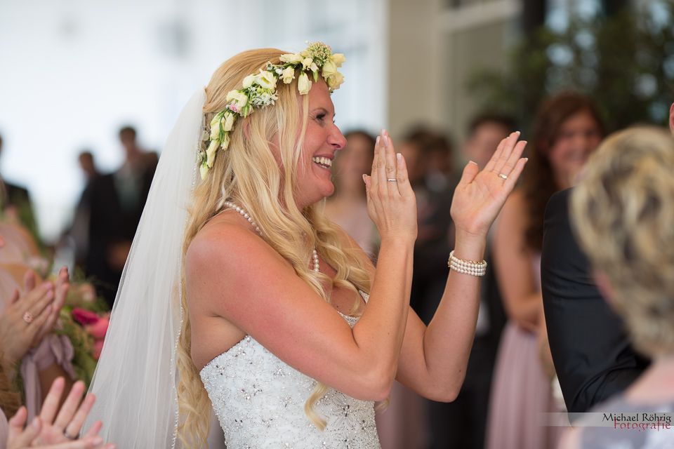 Michael Röhrig Hochzeitsfotograf - So ein emotionales Lied, die Braut klatscht