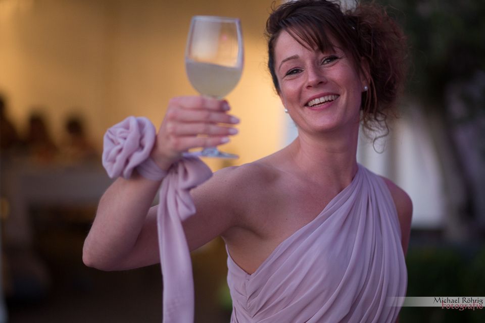 Michael Röhrig Hochzeitsfotograf - Brautjungfer mit Weinglas