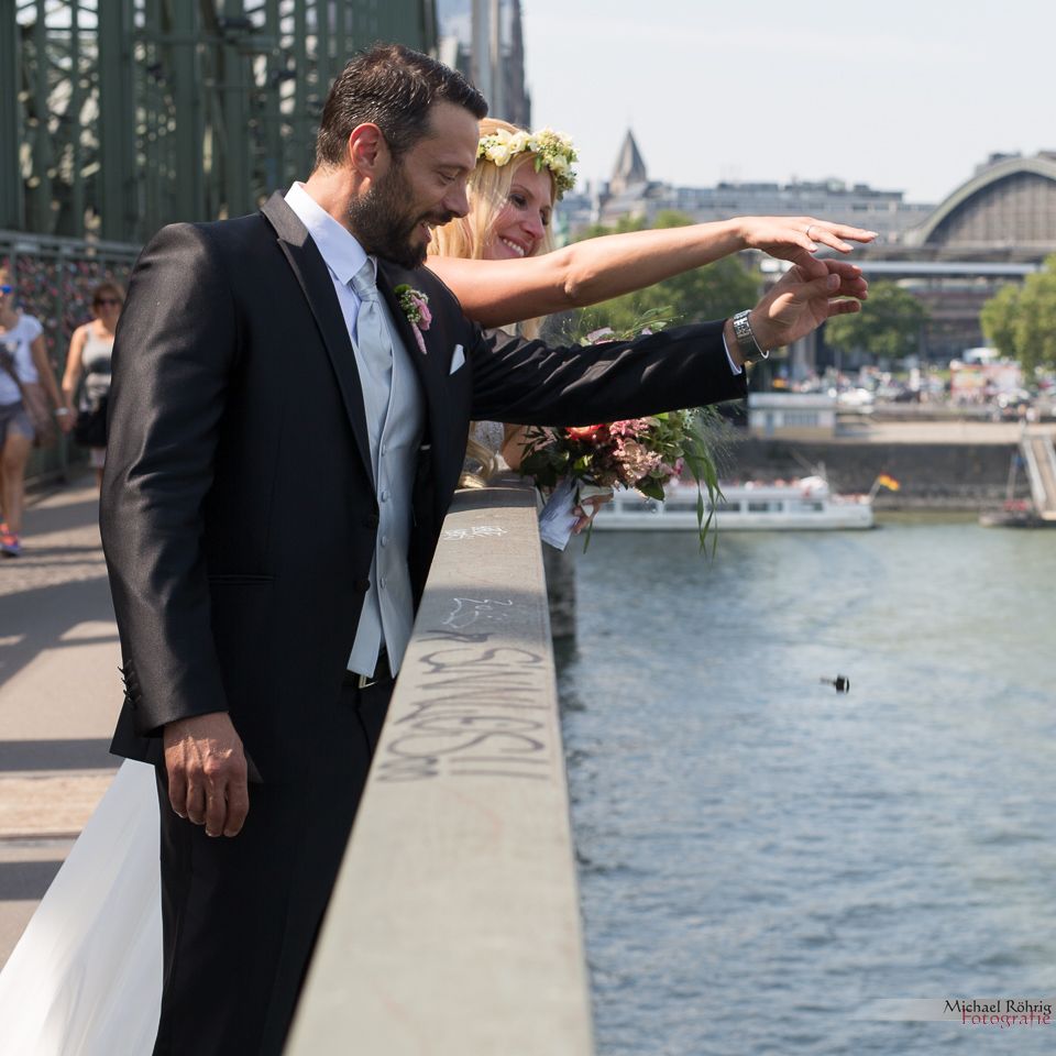 Michael Röhrig Hochzeitsfotograf - Brautpaar wirft Schlüssel vom Liebesschloss in den Rhein