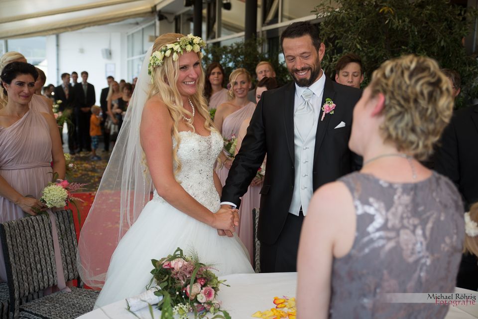 Michael Röhrig Hochzeitsfotograf - Brautpaar bei der Trauung mit Standesbeamtin
