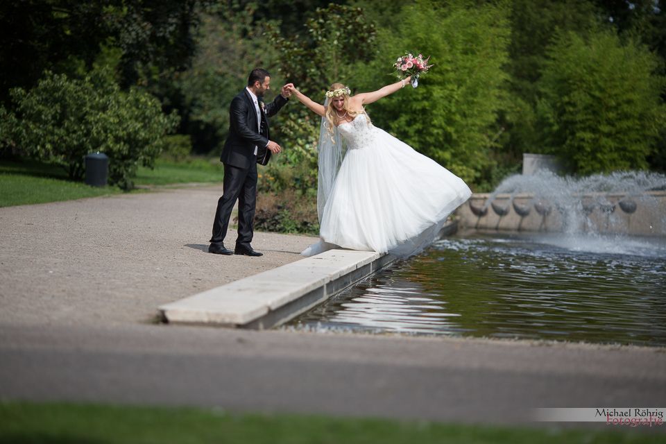 Michael Röhrig Hochzeitsfotograf - balancierende Braut verrückt