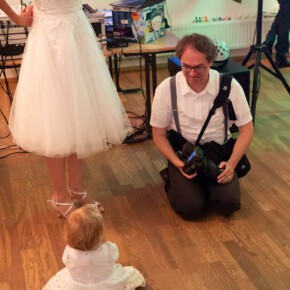 Und hier versuche ich mit der Tochter der Braut zu flirten. Ich hätte so gerne ein Portrait von ihr. Danke an Philipp Recht für das Bild. Portrait Kind, Braut, Fotograf