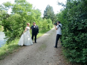 Brautpaarshooting auf Burg Heimerzheim. Rund um die Burg gibt es so viele schöne Stellen für ein Shooting. Danke an meine bezaubernde Spontanassistentin Lilian Werning für das Bild. Brautpaarshooting auf Burg Heimerzheim