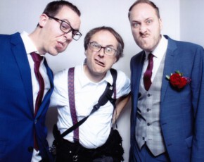 Bräutigam mit Kumpel und Hochzeitsfotograf beim Grimassen schneiden im Oktober 2018. Danke für den Spaß, Jungs. Bräutigam mit Kumpel und Hochzeitsfotograf beim Grimassen schneiden.