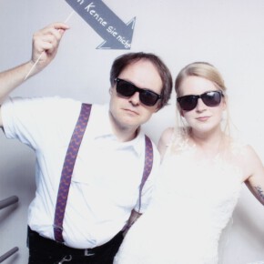 Mit cooler Braut vor einer Fotobox. So liebe ich das! Hochzeitsfotograf mit cooler Braut vor einer Fotobox im Oktober 2018