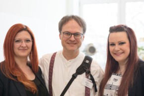 Links Anna Binar, die so tolle Hochzeitstorten und Cup Cakes macht (annas-werke.de) und rechts die phantastische Hochzeitssängerin Gabriele Golsch (ele-singt.de). Danke an Marion Wenzel für das schöne Erinnerungsfoto. Gruppenfoto von der Hochzeitstortenmacherin, dem Fotografen und der Sängerin.