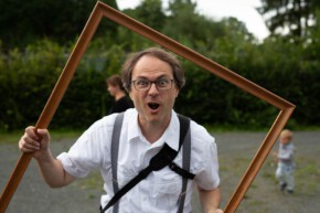 Ein fröhliches Rahmenportrait auf einer Hochzeit im August 2017. Danke an den Gast für seinen unermüdlichen Rahmenportraiteinsatz. Ein fröhliches Rahmenportrait auf einer Hochzeit.