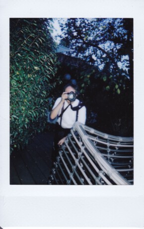 Diese Bild hat ein 4-jähriger Gast mit einer Sofortbildkamera auf einer Hochzeit gemacht. Danke Kollege. Portrait mit einer Sofortbildkamera auf einer Hochzeit.