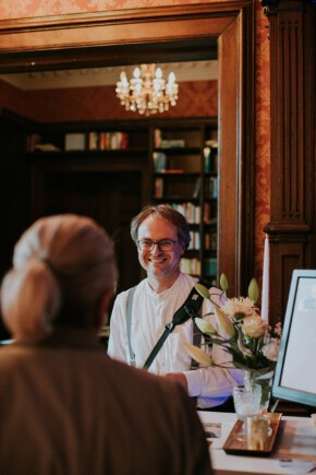 Meine Kollegin Cornelia Lietz hat dieses schöne Bild auf Schloss Vettelhoven von mir gemacht. Vielen Dank! Hochzeitsfotograf Michael Röhrig auf Schloss Vettelhofen.